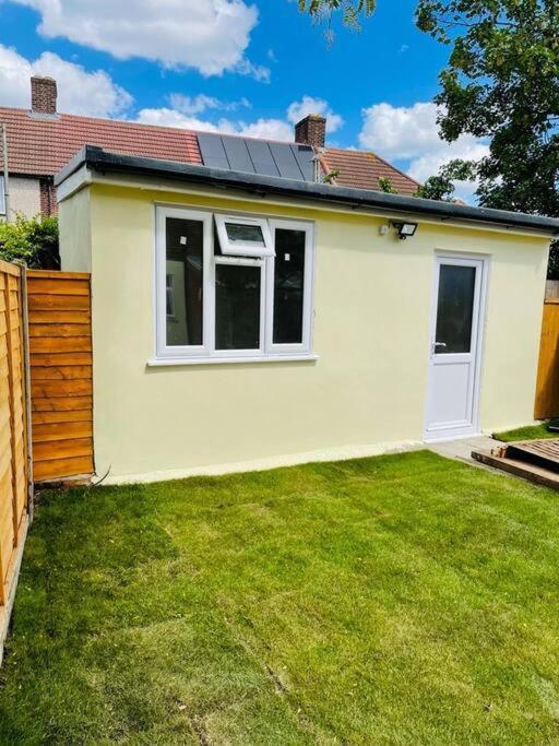 Superb&Comfortable 3BD Home in Dagenham Eksteriør billede