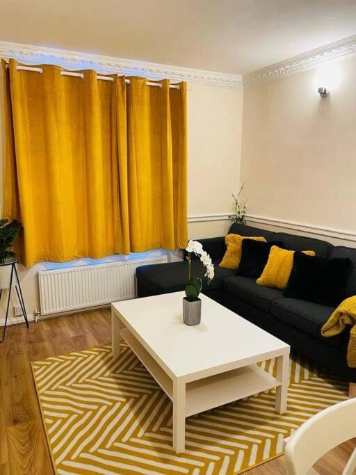 Superb&Comfortable 3BD Home in Dagenham Eksteriør billede